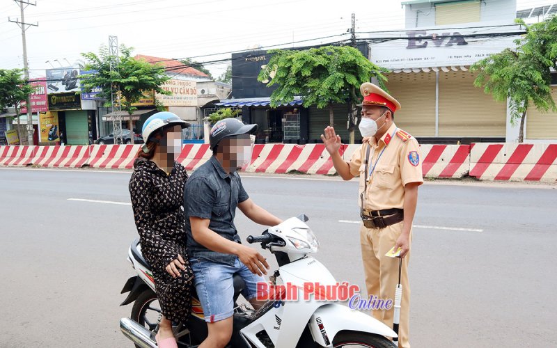 Đồng Xoài phát phiếu đi chợ, mua hàng cho người dân 