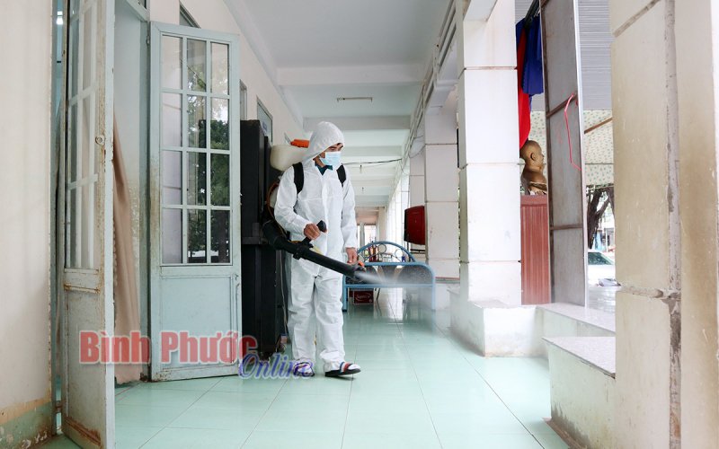 Đồng Xoài phun thuốc khử khuẩn các điểm thi THPT quốc gia năm 2021