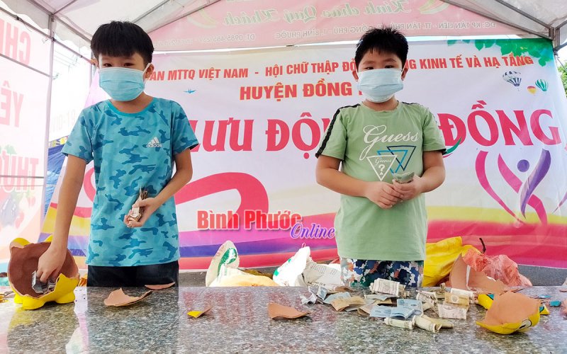 Hai cháu nhỏ ủng hộ gần 10 triệu đồng tặng người khó khăn do dịch Covid-19