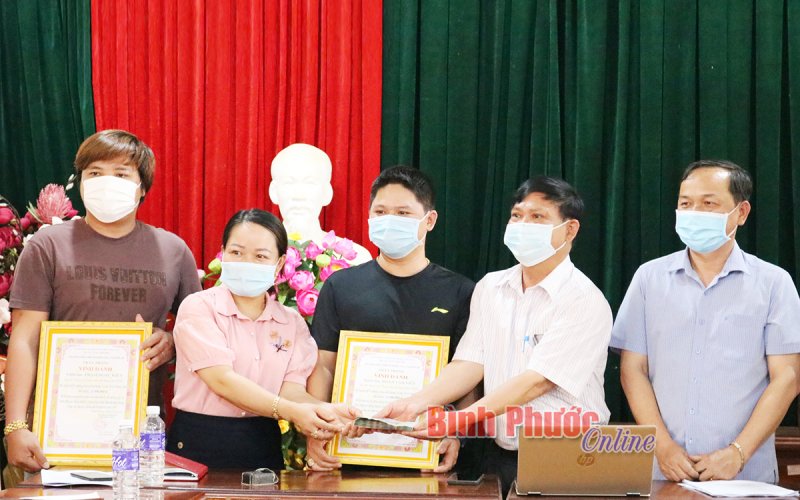 Hai vườn lan ủng hộ 50 triệu đồng vào Quỹ phòng, chống Covid-19