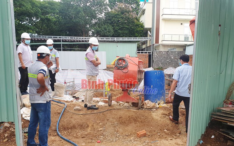 Hàng chục người tập trung trong một công trình không bảo đảm quy định phòng, chống dịch 