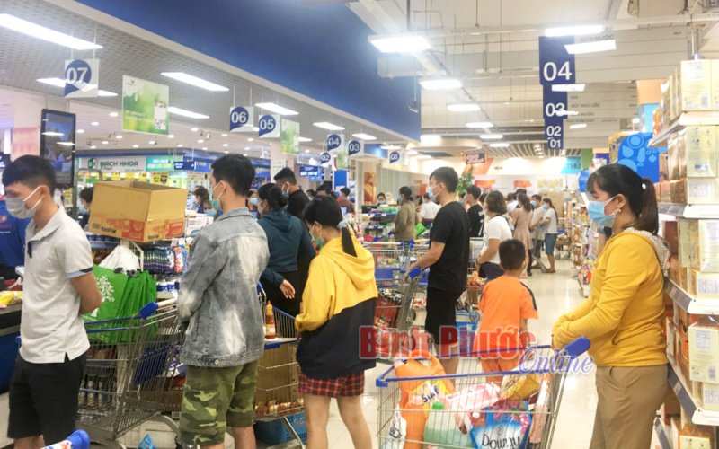 Hàng hóa không thiếu, sao cứ đổ xô tới siêu thị, chợ để gom dự trữ 
