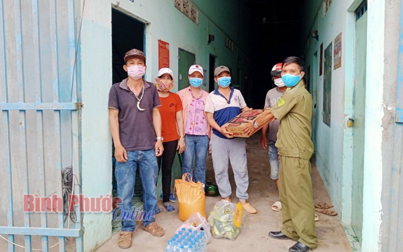 Hỗ trợ 5 công nhân về tỉnh Nghệ An bằng xe máy