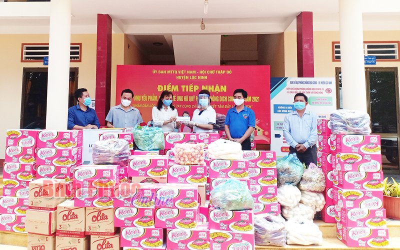 Hỗ trợ, chia sẻ cùng tuyến đầu chống dịch huyện Lộc Ninh