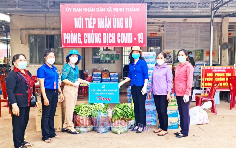 Hội Liên hiệp phụ nữ tỉnh tặng quà chốt phòng, chống Covid-19