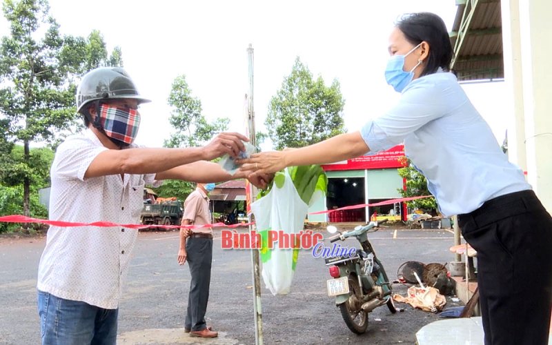 Hội Nông dân huyện Lộc Ninh mở điểm bán hàng bình ổn giá hỗ trợ người dân