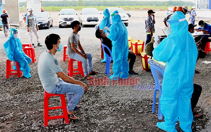 Hơn 1.200 công nhân tại Khu công nghiệp Minh Hưng Sikiko được lấy mẫu xét nghiệm sàng lọc SARS-CoV-2