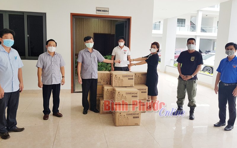 Hơn 200 triệu đồng tặng lực lượng tuyến đầu chống dịch