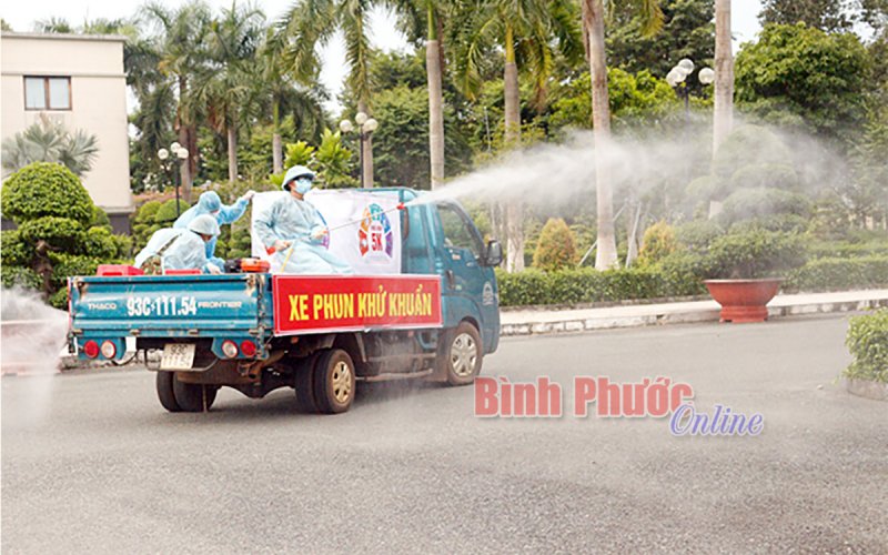 Hớn Quản: Huy động lực lượng quân đội phun thuốc khử khuẩn phòng, chống dịch Covid-19