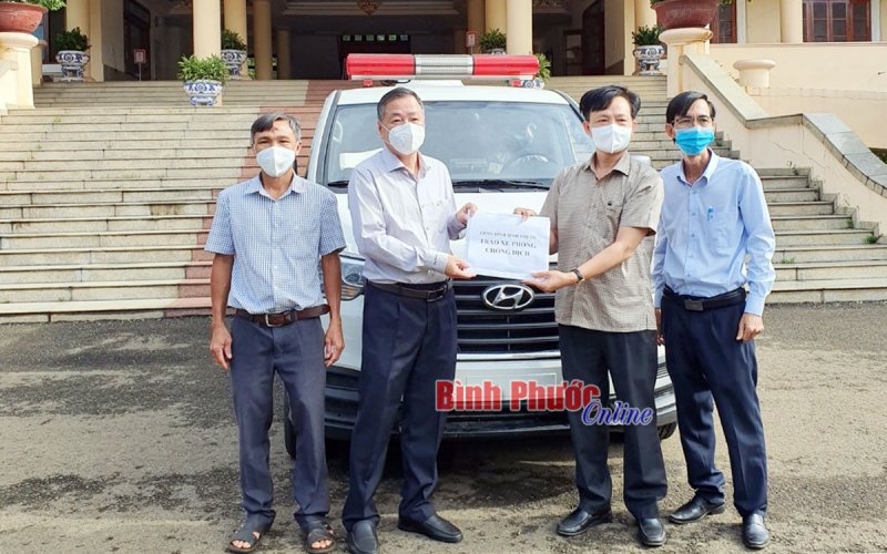 Huyện Phú Riềng tiếp nhận xe cứu thương phòng, chống dịch Covid-19