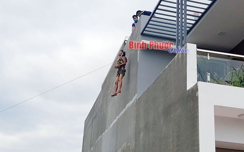 Khống chế người đàn ông leo lên nóc nhà người dân la hét