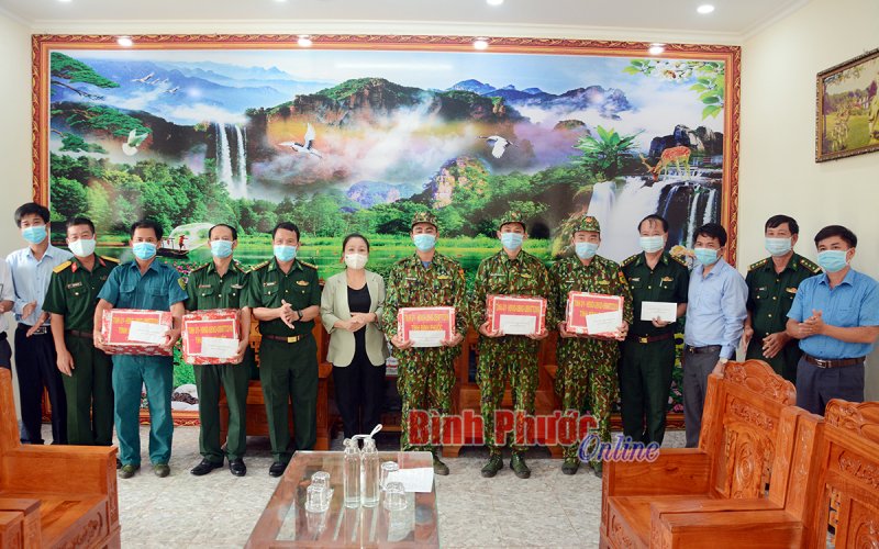 Lãnh đạo tỉnh tặng quà lực lượng quản lý biên giới và phòng, chống dịch Covid-19