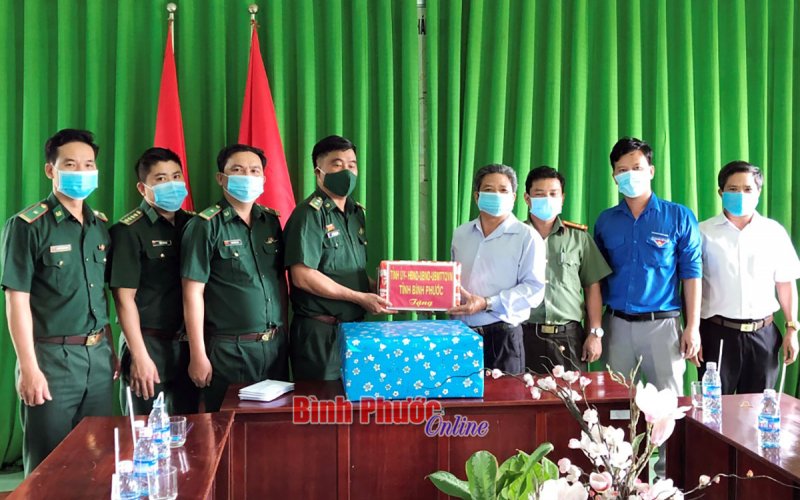 Lãnh đạo tỉnh thăm, tặng quà các chốt phòng, chống dịch Covid-19