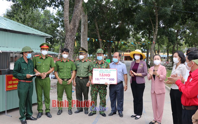 Lãnh đạo tỉnh thăm, tặng quà các chốt phòng, chống dịch Covid-19 huyện Chơn Thành