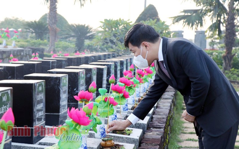 Lãnh đạo tỉnh viếng nghĩa trang liệt sĩ nhân kỷ niệm 74 năm Ngày Thương binh - Liệt sĩ
