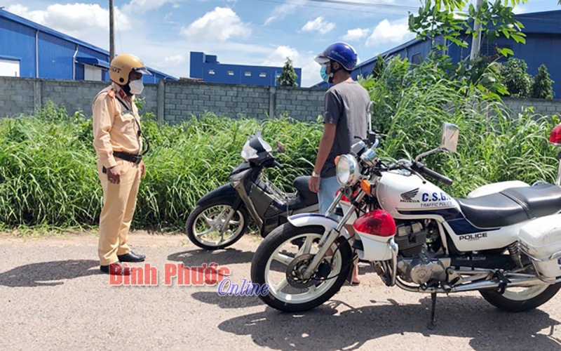 Lập biên bản 1 trường hợp đi lối tắt tìm cách né chốt kiểm dịch Covid-19