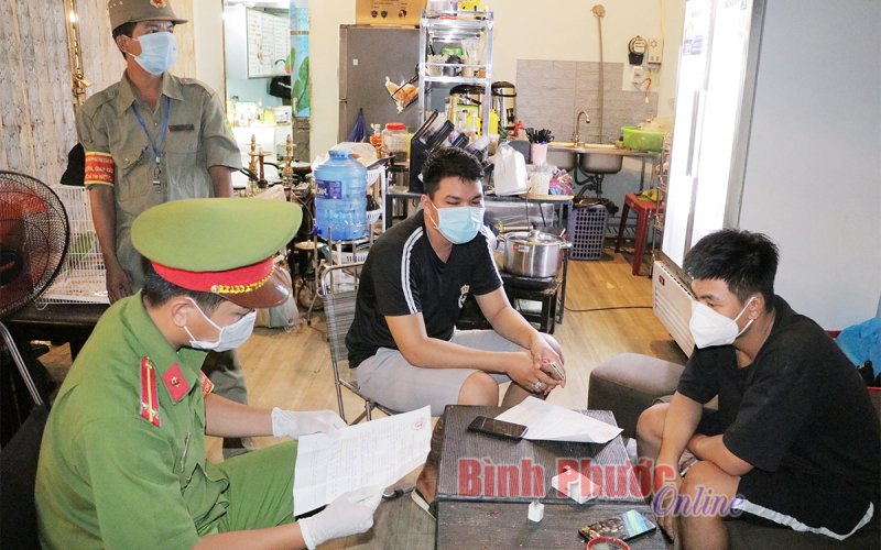 Lập biên bản 3 thanh niên tụ tập chơi game vi phạm quy định phòng, chống dịch