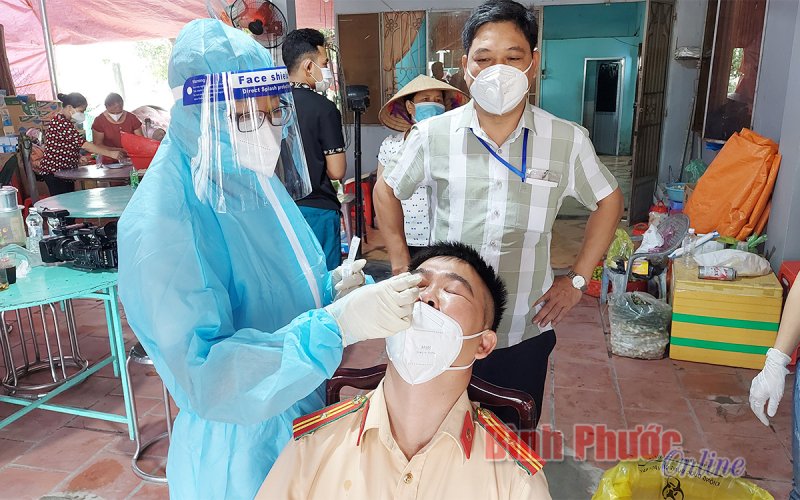 Lấy mẫu xét nghiệm định kỳ 5 ngày/ lần cho lực lượng chốt kiểm soát dịch số 3