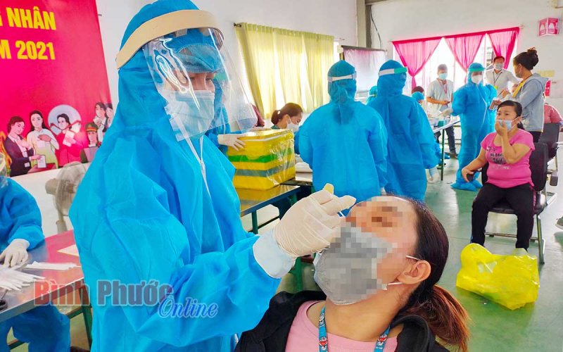 Lấy mẫu xét nghiệm hơn 17 ngàn công nhân các khu công nghiệp tại Đồng Phú