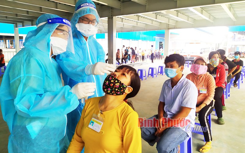 Lấy mẫu xét nghiệm sàng lọc Covid-19 tại xưởng của Công ty TNHH Shyang Ying