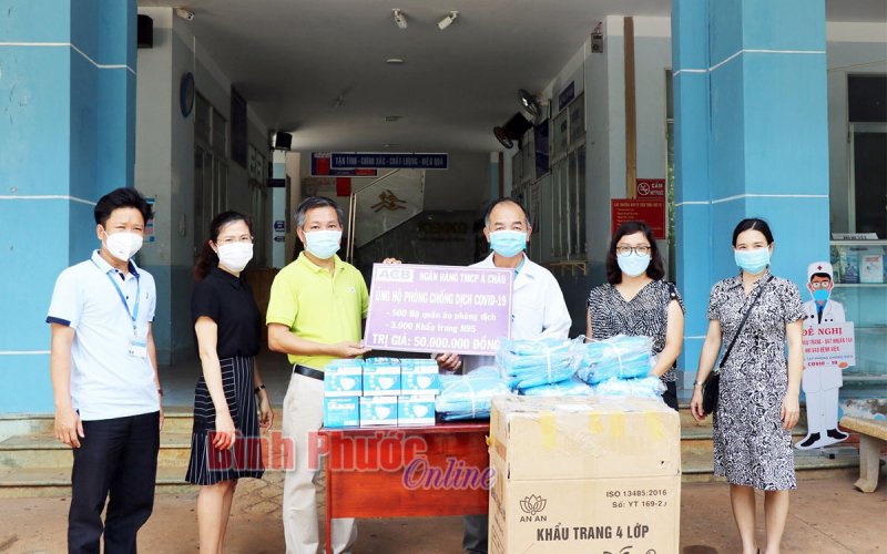 Ngân hàng ACB - Chi nhánh Bình Phước trao tặng bảo hộ y tế phòng, chống dịch