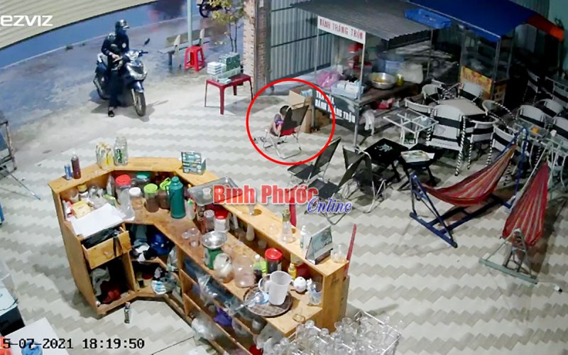 Ngang nhiên bẻ khóa trộm xem máy trước mặt bé trai