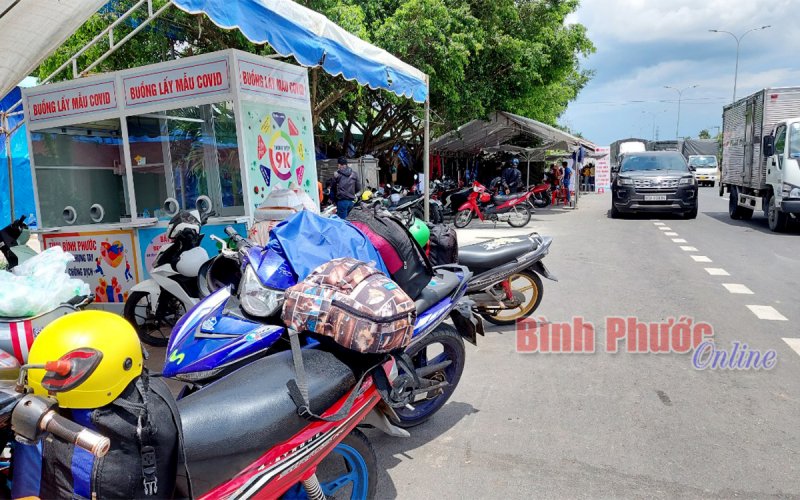 Người và xe mô tô qua chốt kiểm soát dịch số 3 Quốc lộ 13 tăng đột biến