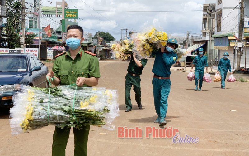 Nhanh chóng hỗ trợ tiểu thương xã Đắk Ơ di dời hàng hóa ra khỏi khu vực phong tỏa