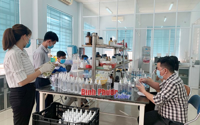 Pha chế nước rửa tay sát khuẩn tặng lực lượng chống dịch