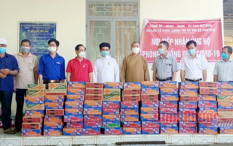 200 phần quà tặng đồng bào DTTS và người dân khu vực phong tỏa tạm thời ở Bù Gia Mập
