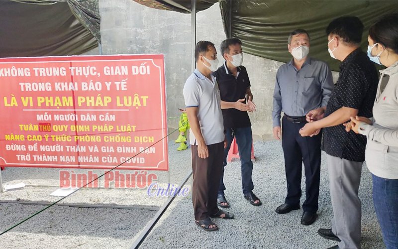 Phó chủ tịch UBND tỉnh Huỳnh Anh Minh kiểm tra chốt kiểm soát số 2, xã Tân Lập