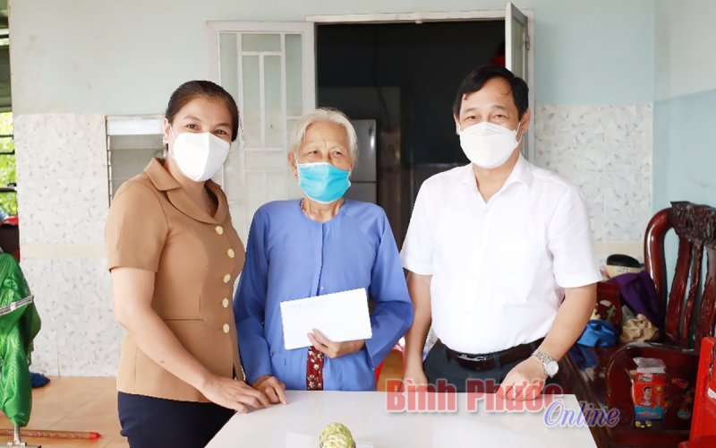 Phó chủ tịch HĐND tỉnh Lê Hoàng Lâm tặng quà các gia đình chính sách