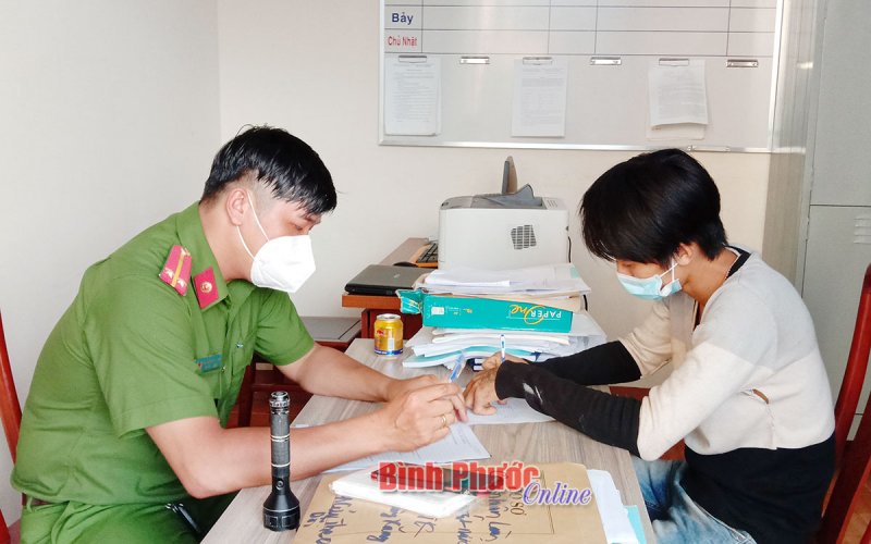 Phớt lờ quy định giãn cách, 4 thanh niên tụ tập ăn nhậu