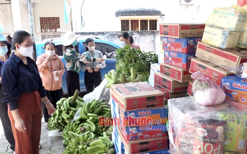 Phụ nữ Hớn Quản tiếp sức cho vùng phong tỏa ở thị trấn Chơn Thành