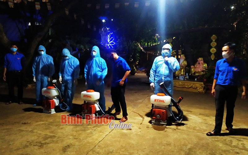 Phun khử khuẩn chợ Lộc Ninh