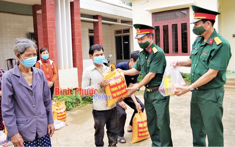 Tặng gạo cho 300 hộ dân bị ảnh hưởng bởi dịch Covid-19 ở huyện Đồng Phú