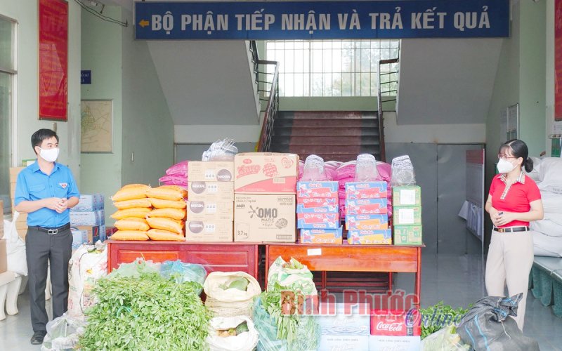 Tặng nhu yếu phẩm cho người dân bị ảnh hưởng bởi dịch Covid-19