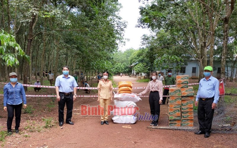 Tặng quà cho 23 gia đình bị phong tỏa ở ấp Đồng Tân 