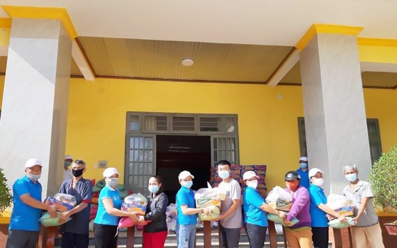 Tặng quà cho người nghèo ở Minh Hưng