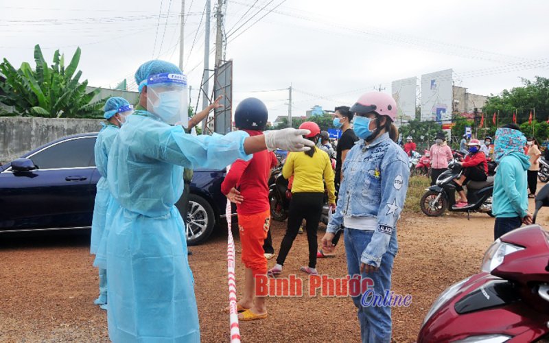 Tất bật truy vết, lấy lời khai y tế tại xã Minh Thành