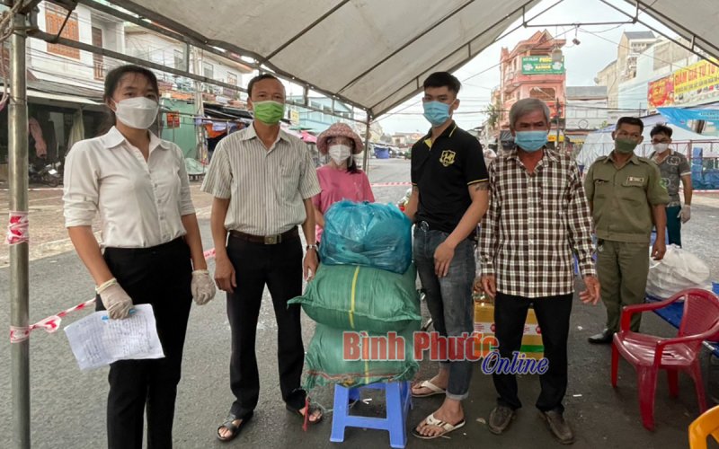 Thân nhân mẹ Việt Nam anh hùng tặng quà cho khu phong tỏa