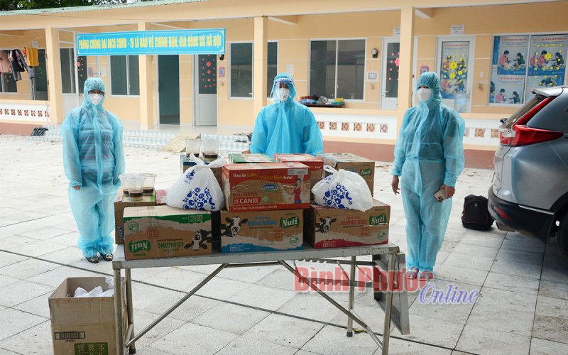 Thêm những phần quà đong đầy yêu thương cho tuyến đầu chống dịch