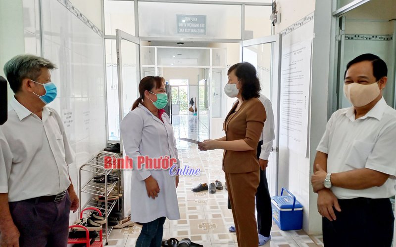 Thường trực HĐND tỉnh thăm, tặng quà Trung tâm kiểm soát bệnh tật tỉnh