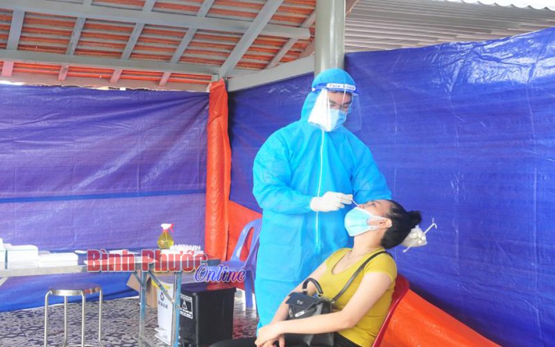 Tiếp tục lấy mẫu truy vết tại khu dân cư xã Minh Thành