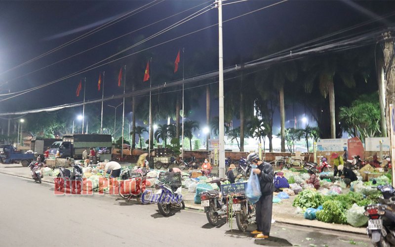 Tiểu thương chợ Đồng Xoài chuyển điểm tập kết hàng bỏ sỉ bên ngoài khu vực chợ