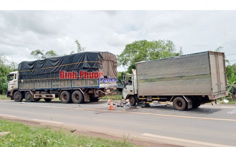 Tông vào đuôi xe tải một tài xế bị thương