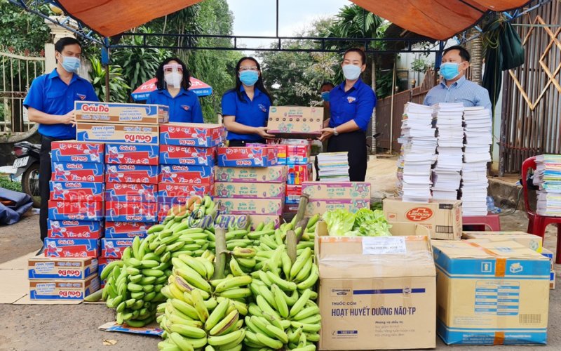 Trao 15 triệu đồng, “Chia sẻ cùng em thơ, vượt qua dịch Covid-19”