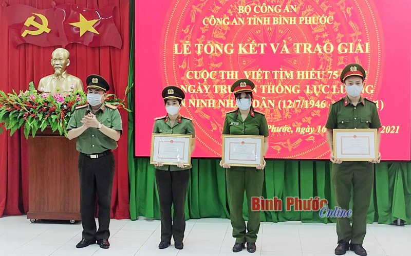 Trao giải cuộc thi tìm hiểu về 75 năm Ngày truyền thống lực lượng An ninh nhân dân 