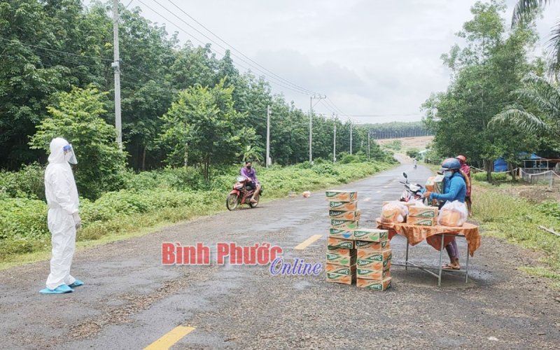 Trao quà cho người dân khó khăn và tuyến đầu chống dịch
