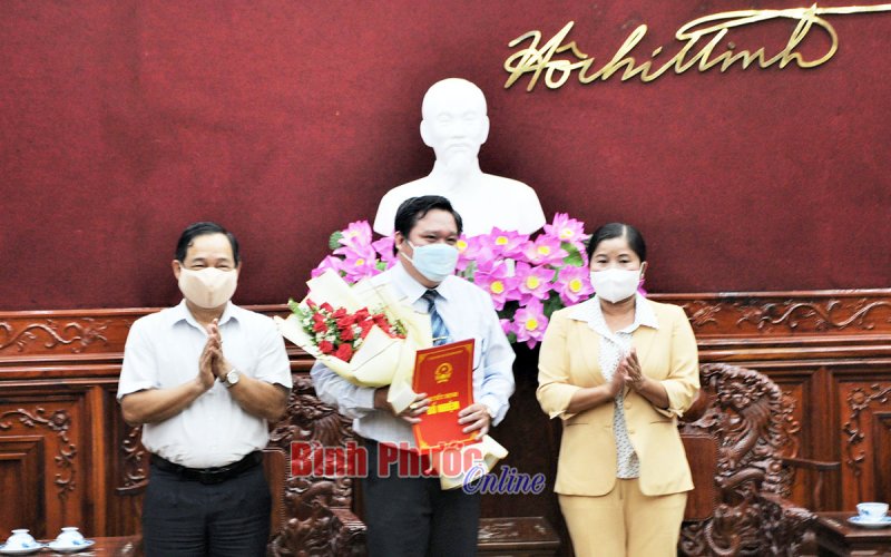 Trao quyết định điều động 3 công chức lãnh đạo HĐND tỉnh